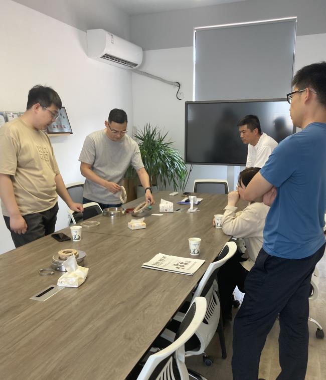 青島客戶考察江蘇博立飛旋轉(zhuǎn)軸封，致力于開發(fā)更先進(jìn)的···
